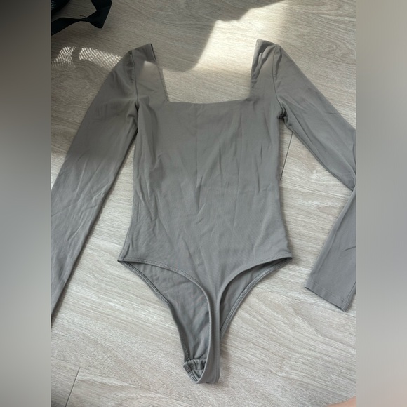 Aritzia Contour Squareneck Longsleeve Bodysuit - Picture 3 of 4